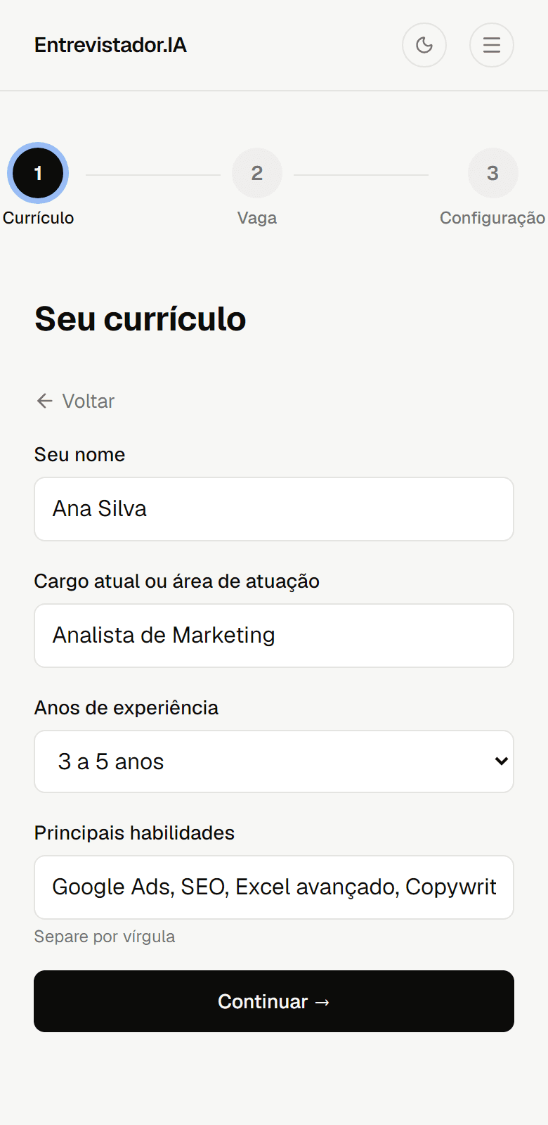 Formulário de currículo preenchido no celular, com nome, cargo e habilidades