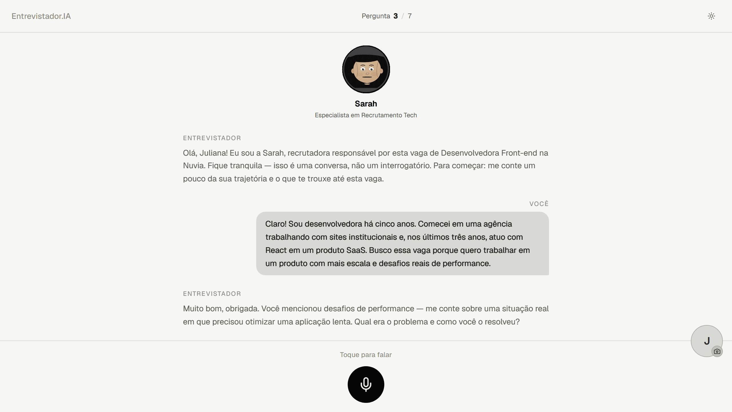 Tela da entrevista com a entrevistadora Sarah e a transcrição da conversa em tempo real